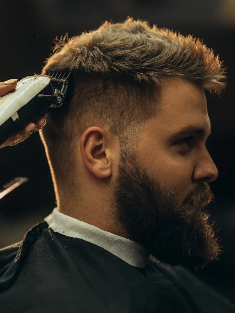 Corte de cabelo masculino com máquina na Vinil Barbershop em Arcozelo