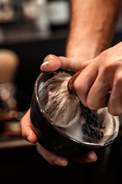 Preparação de espuma de barbear com pincel na Vinil Barbershop